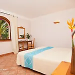 Fantastico Baia De Bahas Sea View Two Bedroom Sleeps Six Num0894 Маринелла