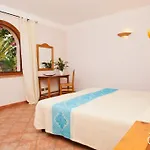 Fantastico Baia De Bahas Sea View Two Bedroom Sleeps Six Num0894 Маринелла